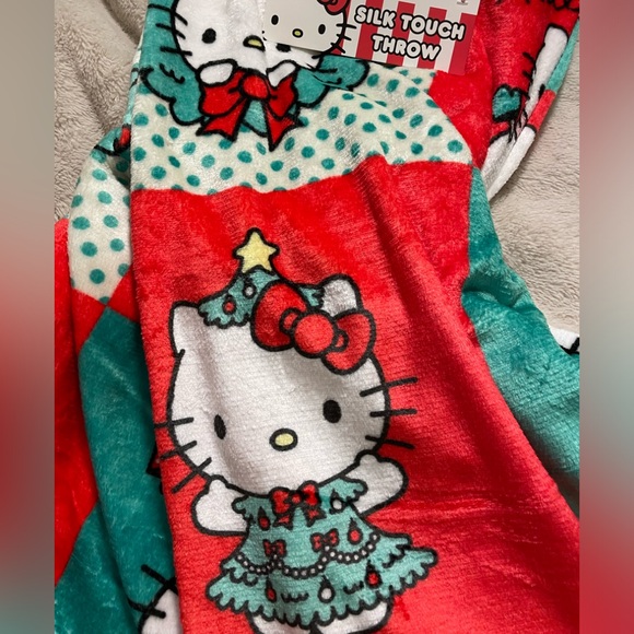 NWT Hello Kitty Sanrio Christmas Silk Touch Throw Blanket - Picture 2 of 5